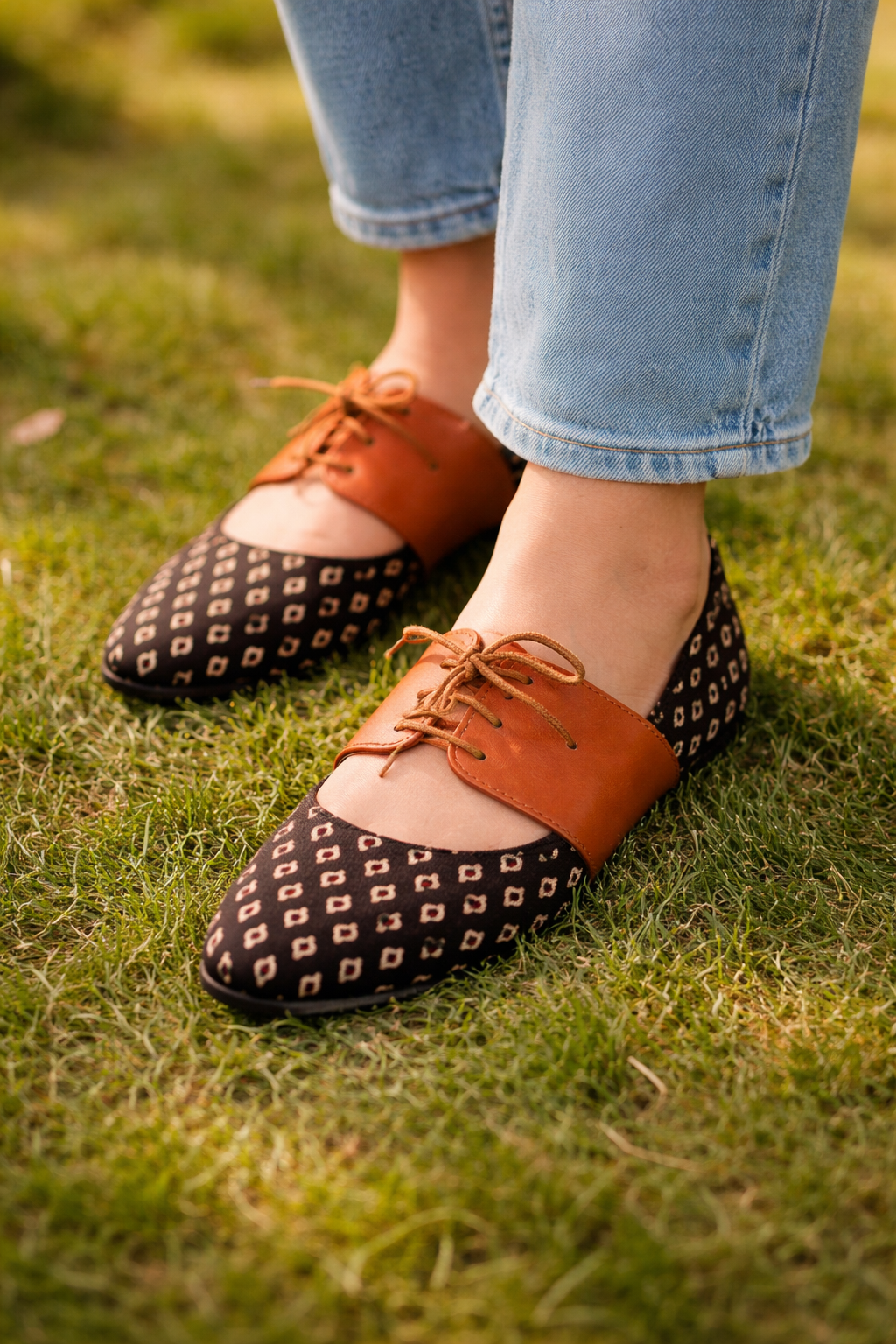 For the classic elegance mom - Black Lace Printed Jutti