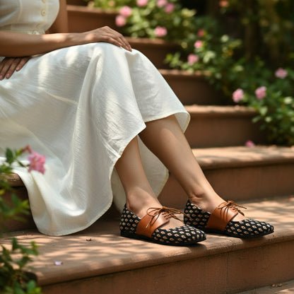 For the classic elegance mom - Black Lace Printed Jutti