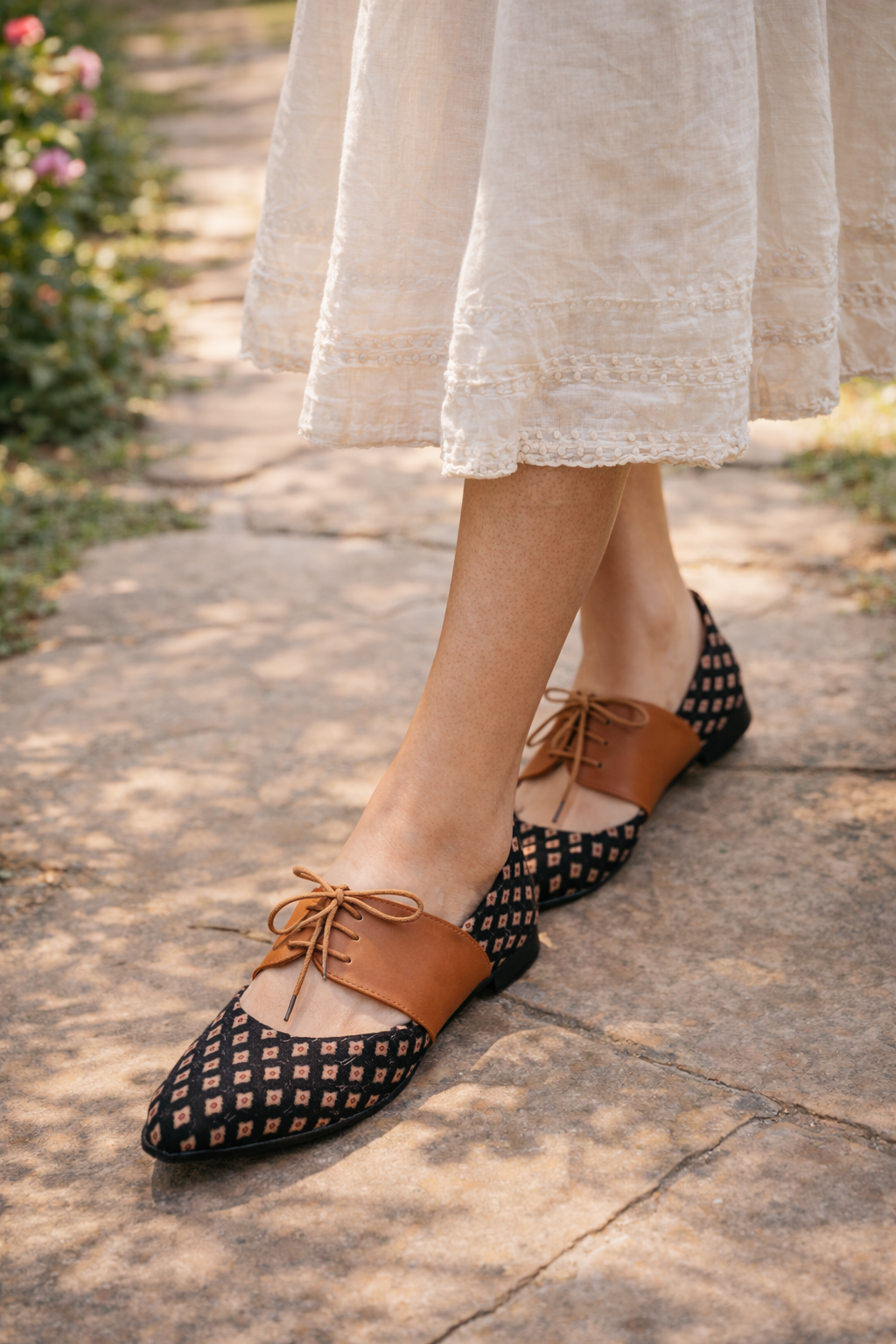 For the classic elegance mom - Black Lace Printed Jutti