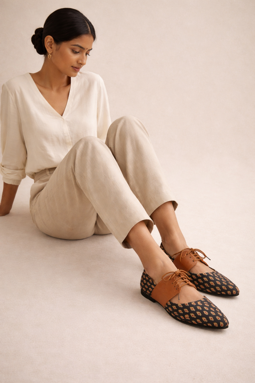For the classic elegance mom - Black Lace Printed Jutti